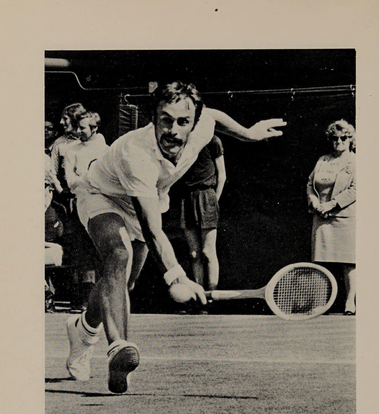 Hình 2.1: John Newcombe