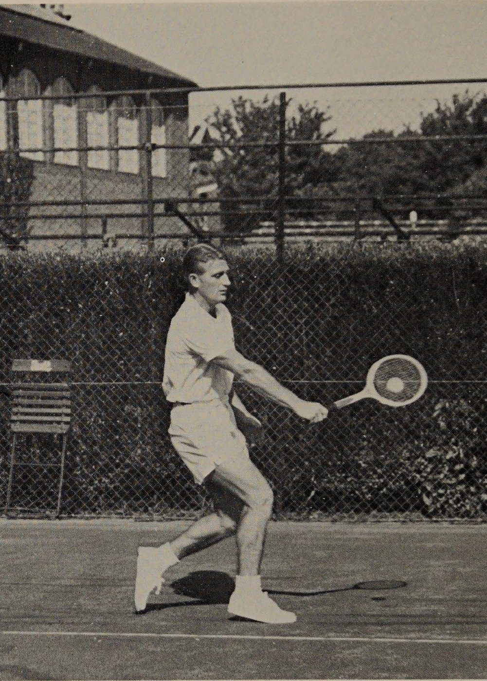 Hình 2.2: Lew Hoad plays a backhand across the front leg. (See text, pages 115-117)