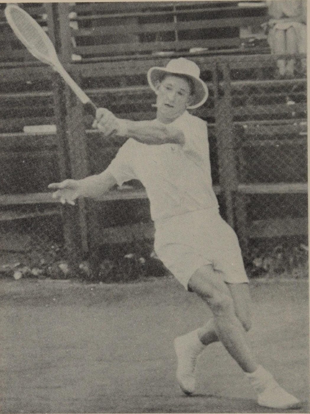 Hình 2.4: Rod Laver drives a wide ball strongly down the line, hitting outside the ball to swing it 
