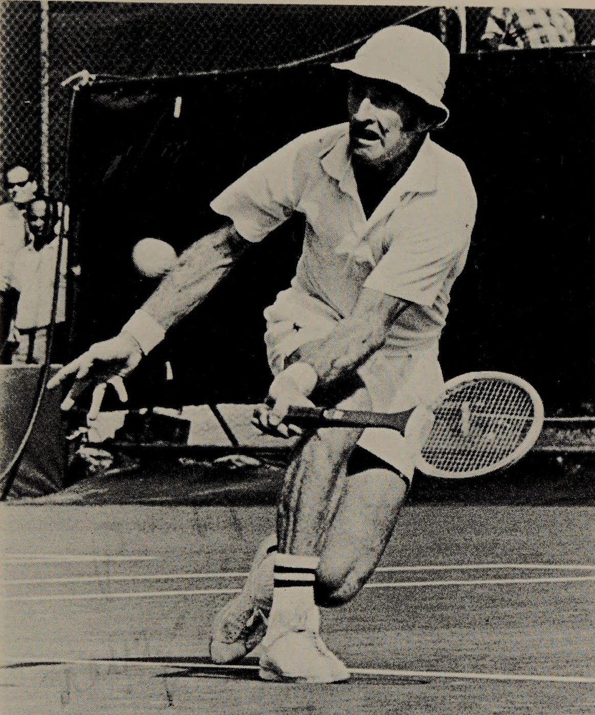 Hình 3.4: With most volleys touch is essential. Laver’s fingers absorb the pace of the ball. (See te