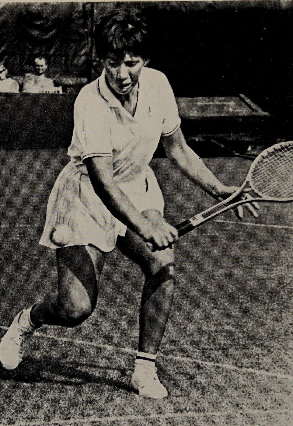Hình 4.5: Rosemary Casals, with wrist held low and farther back than in Graebner’s picture, adds fir