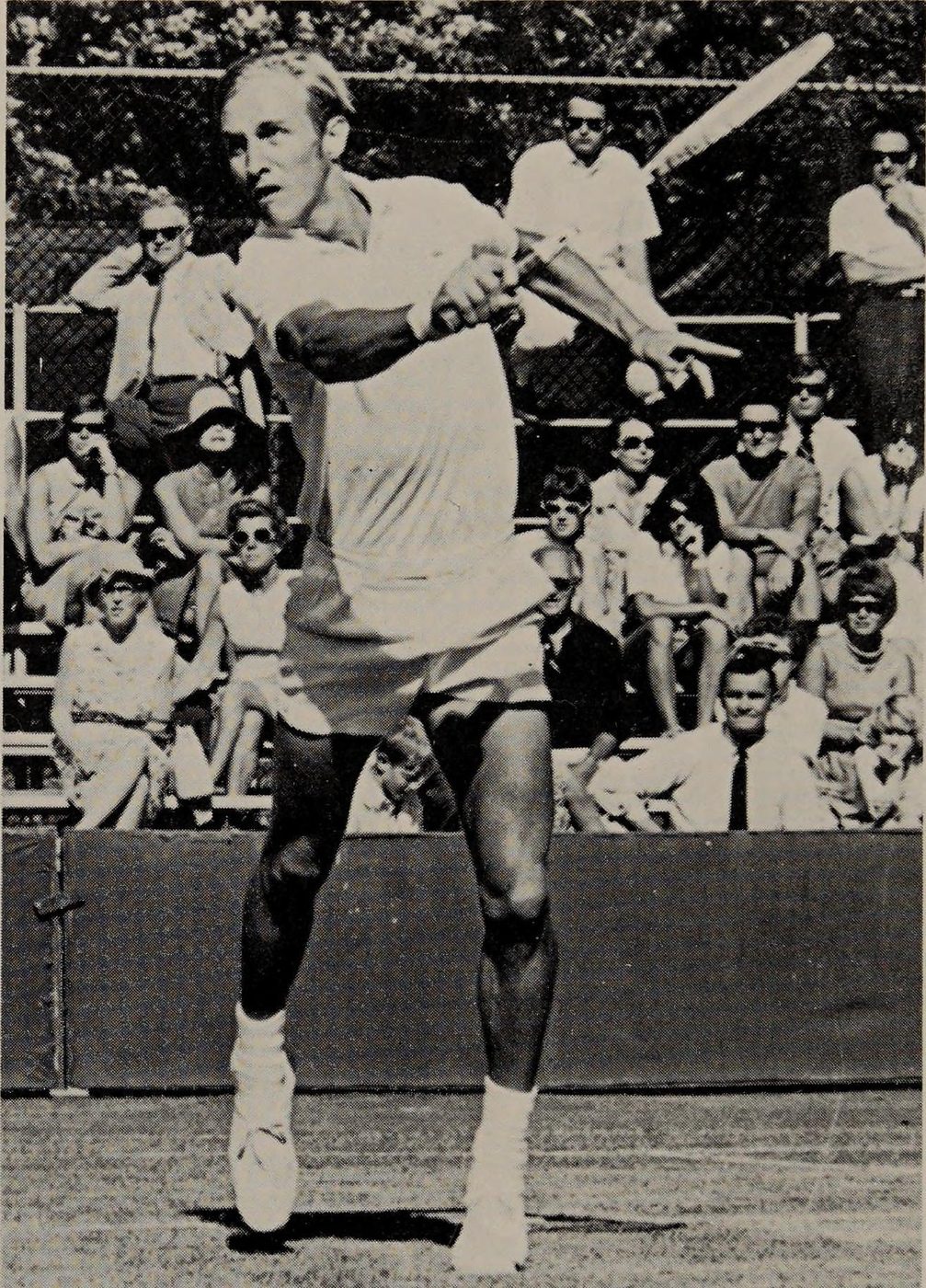 Hình 5.1: Though sideways, Stan Smith punches a backhand volley. (See text, page 99)