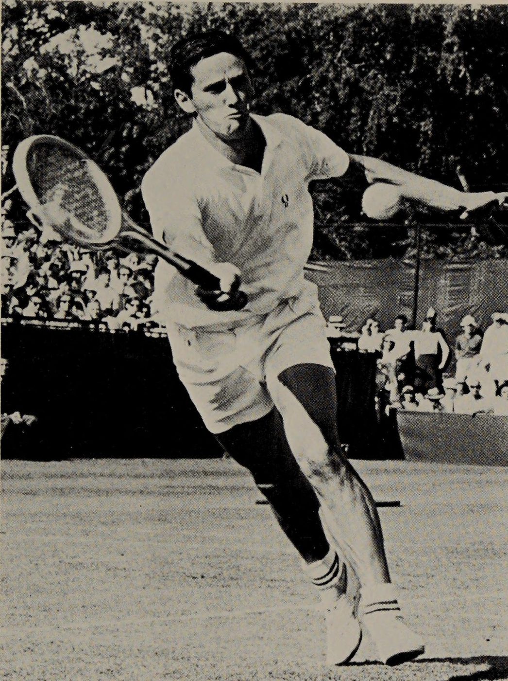 Hình 5.4: Emerson volleys well in front—for rigidity and a good view of the ball. (See text, page 10