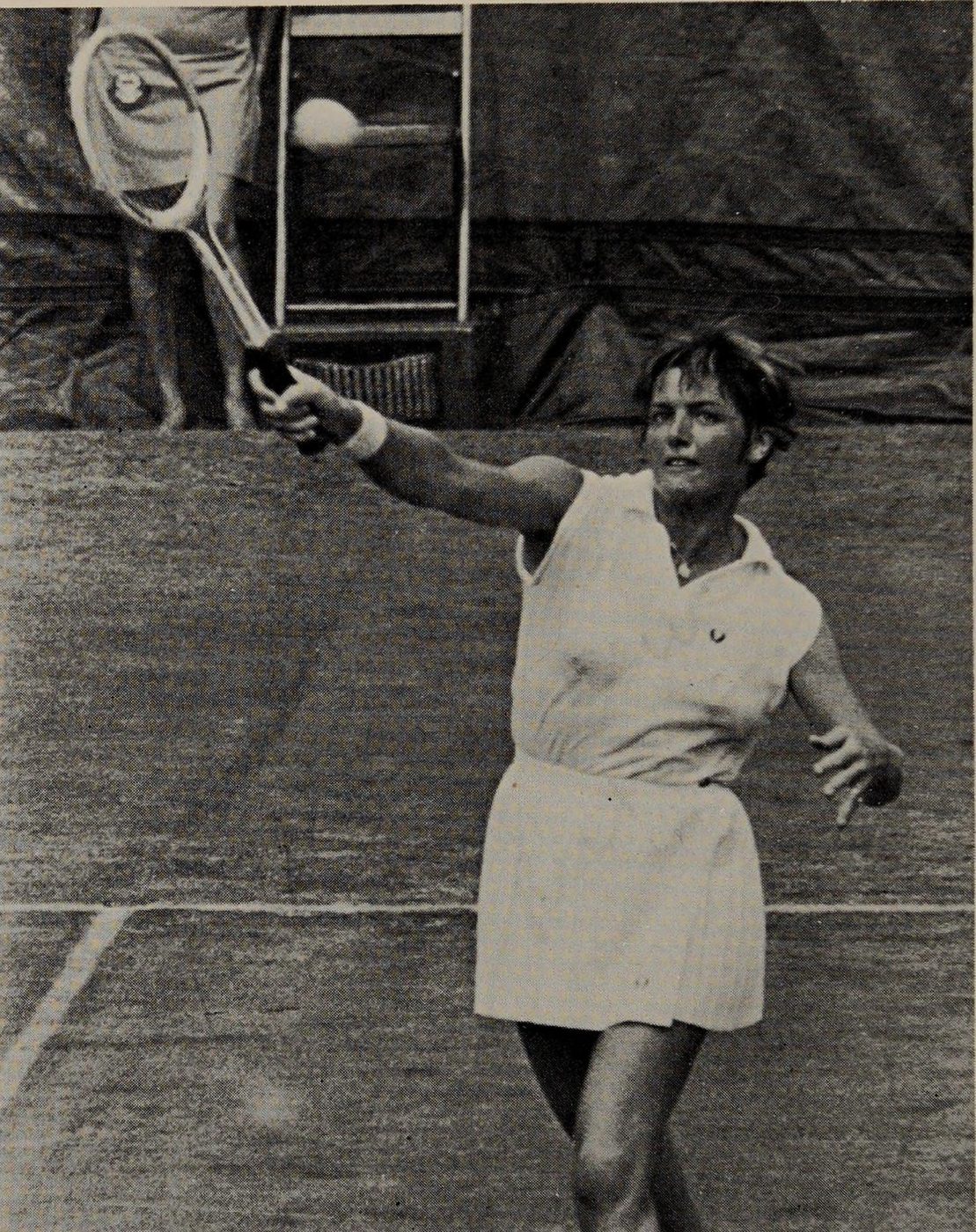 Hình 5.5: “… Sauce for the gander.” Note the similarity of Margaret Court’s high volley to Hoad’s co