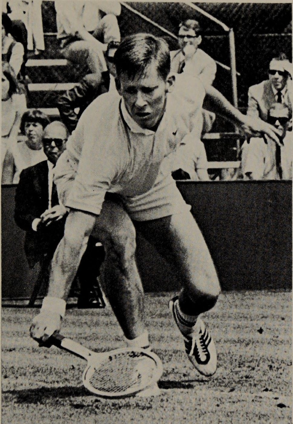 Hình 5.6: A really low volley. Dennis Ralston bends his knees and keeps his wrist low rather than dr