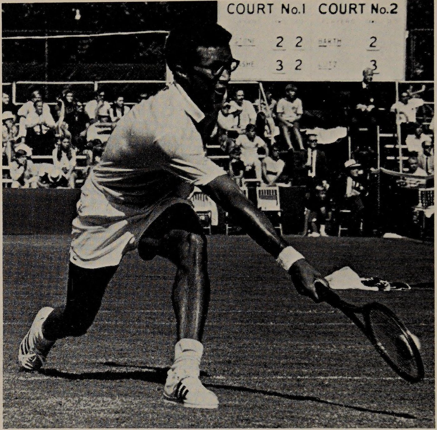 Hình 5.7: Low volley. Arthur Ashe bends his knees and has his racket almost horizontal. This is safe