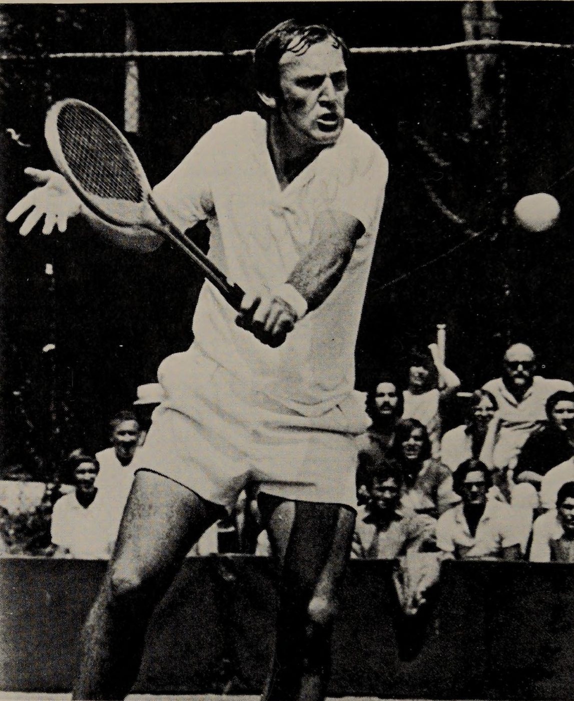 Hình 5.9: Tony Roche is a lefthander who does turn sideways for his backhand volley. It has been rat