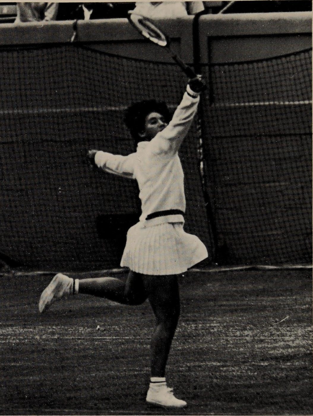 Hình 5.11: Rosie Casals’ backhand smash confirms that you need not be tall, nor even masculine. (See 