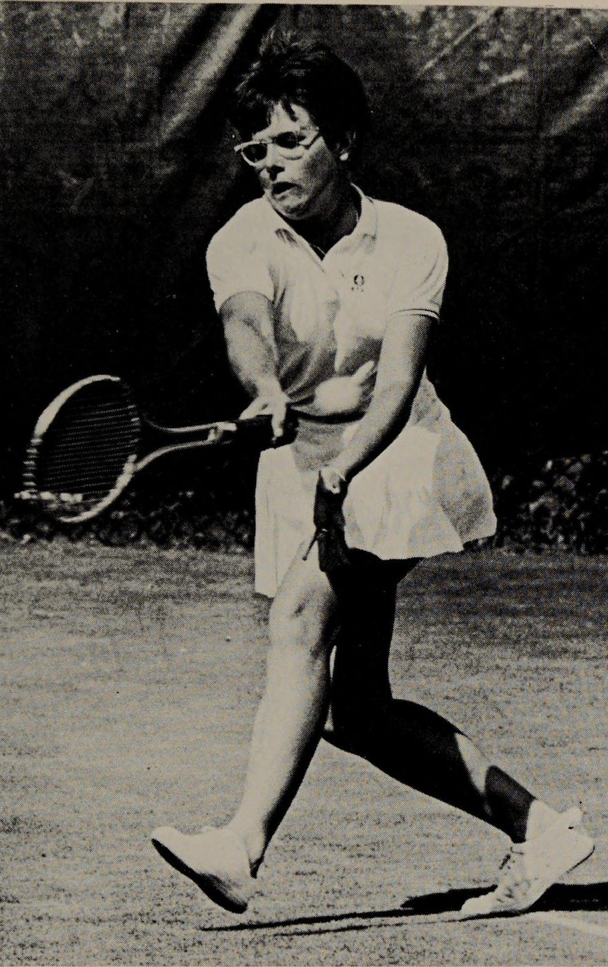 Hình 5.12: No champion can be a fair-weather player. Billie Jean King copes with a bad bounce. (See t