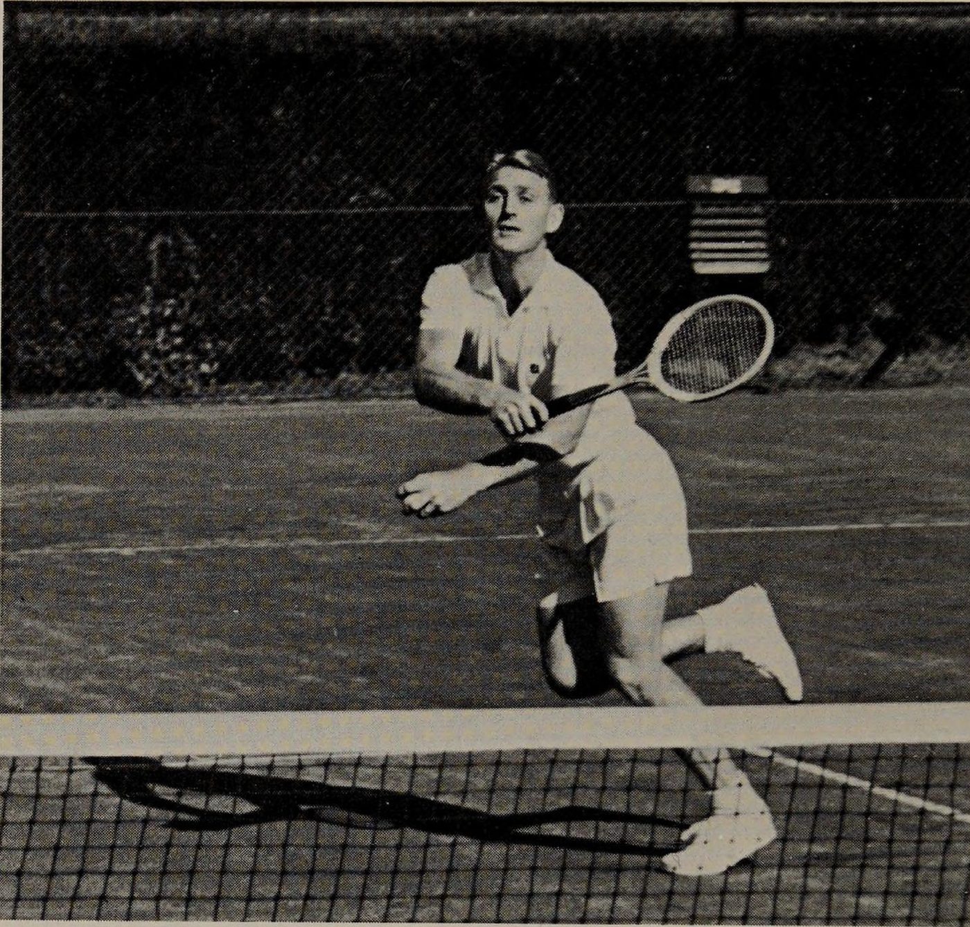 Hình 7.6: You can always be confident with high volleys, provided you are sideways to the net. (See 
