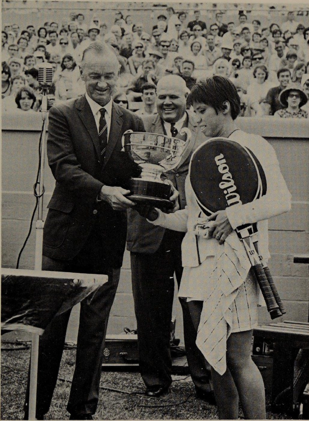 Hình 8.1: With compliments from Harry Hopman to Rosie Casals at Kooyong. Never dwell on a victorious