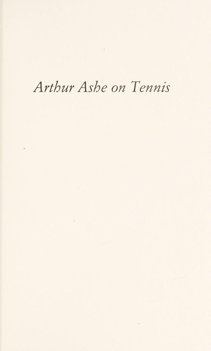 Arthur Ashe nhận cúp vô địch US Open 1968 lịch sử — Giải đấu Kỷ Nguyên Mở đầu tiên.