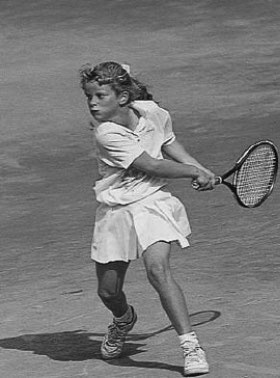 Kim Clijsters thăng bằng và phản xạ trên lưới