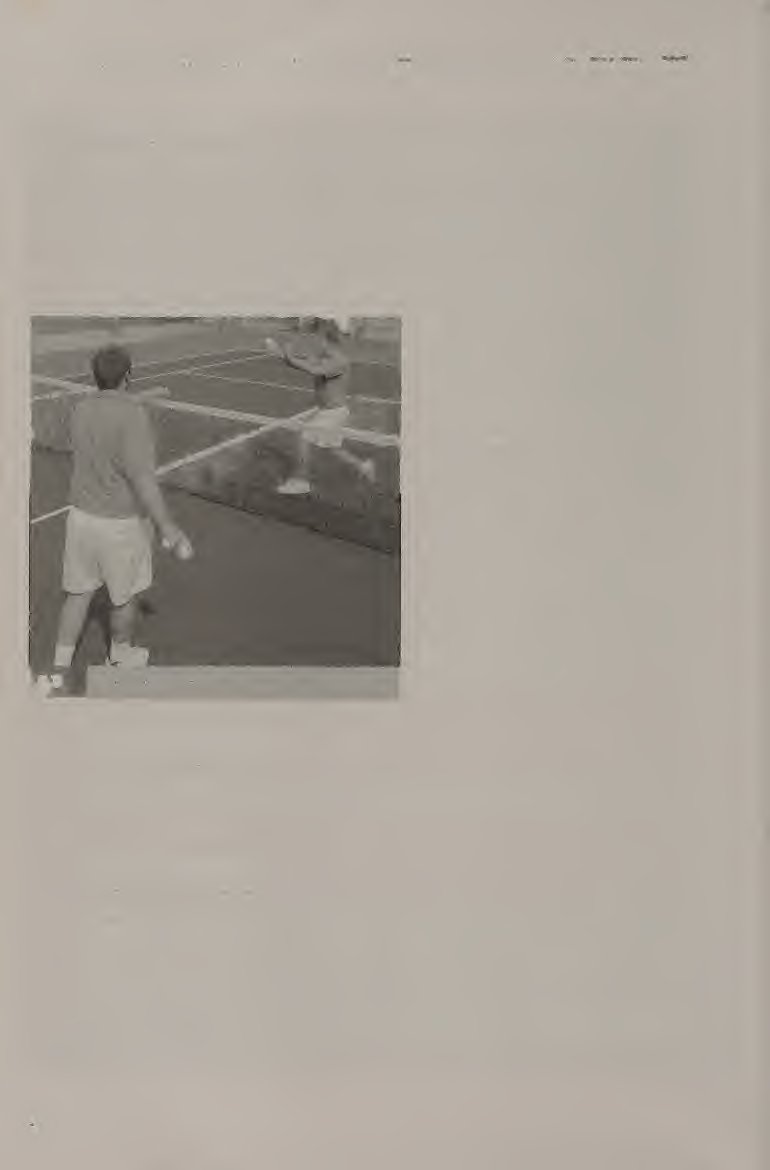 Tung bóng và tư thế cúp vàng Trophy Pose