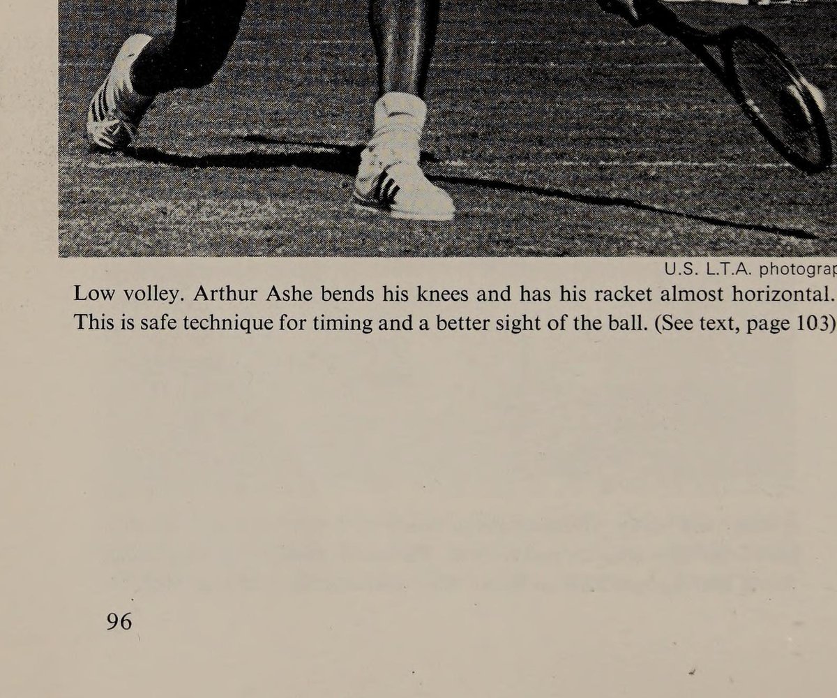 Arthur Ashe gập gối hạ thấp trọng tâm, đưa mặt vợt nâng bóng tinh tế qua mép lưới.