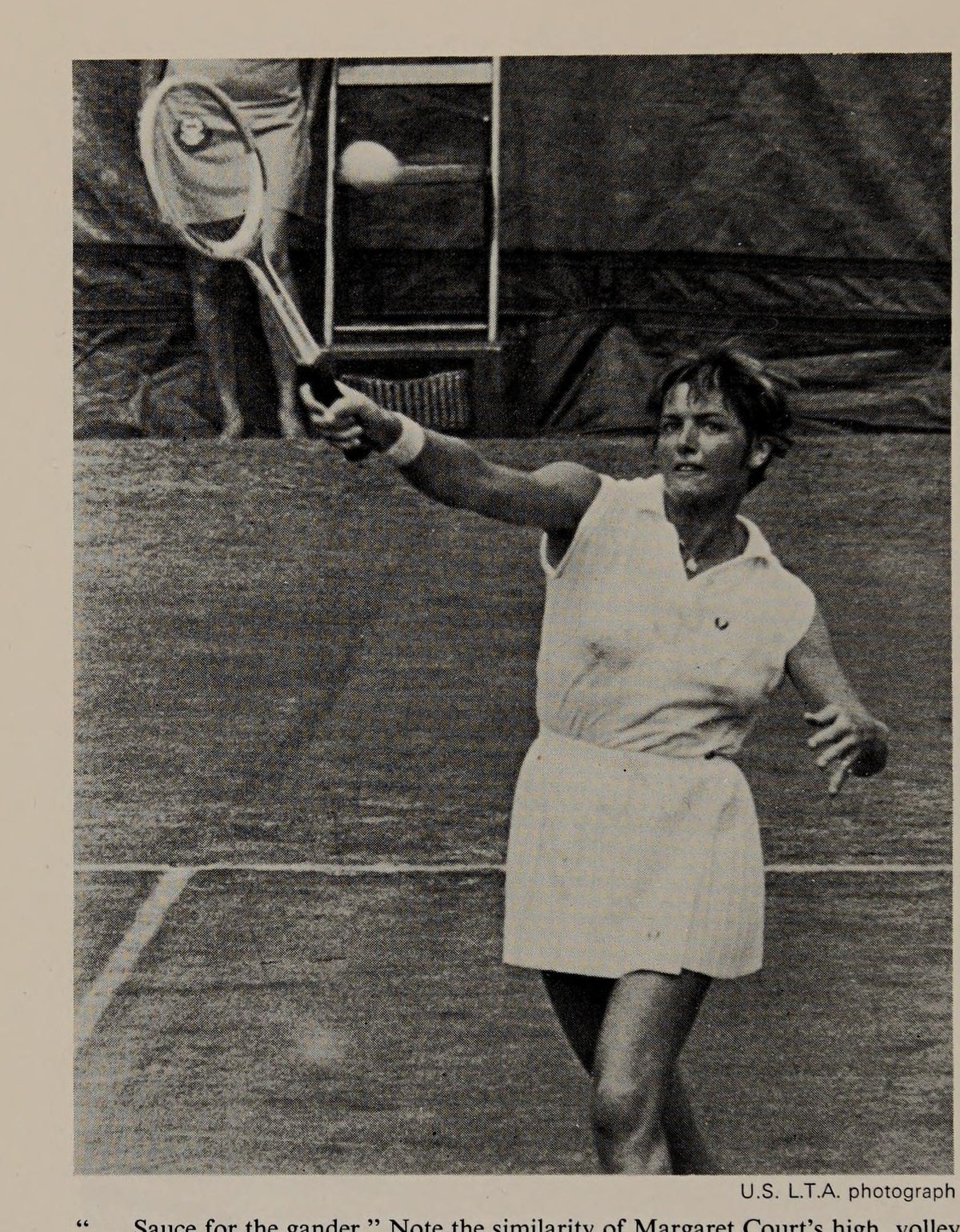 Margaret Court vươn người bắt quả vô-lê bóng cao: Đè bóng dứt khoát cắm sâu vào góc sân.
