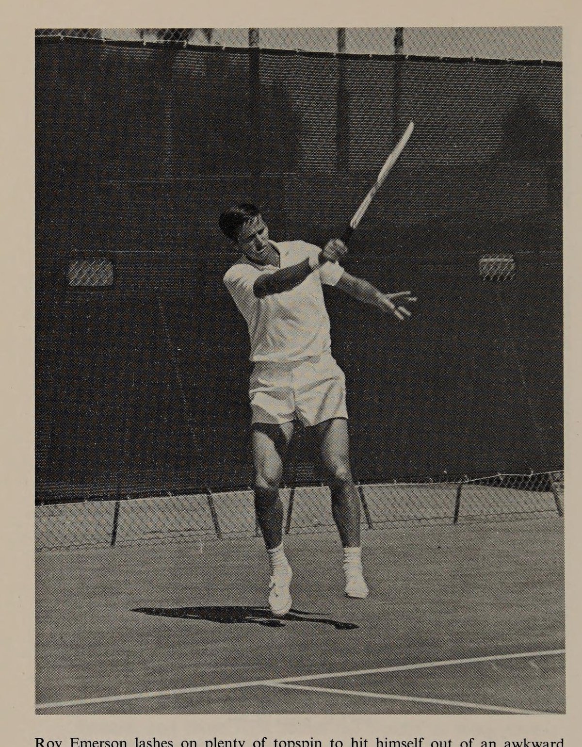 Roy Emerson vuốt topspin cực mạnh từ dưới lên trên để thoát khỏi thế phòng ngự ngặt nghèo.
