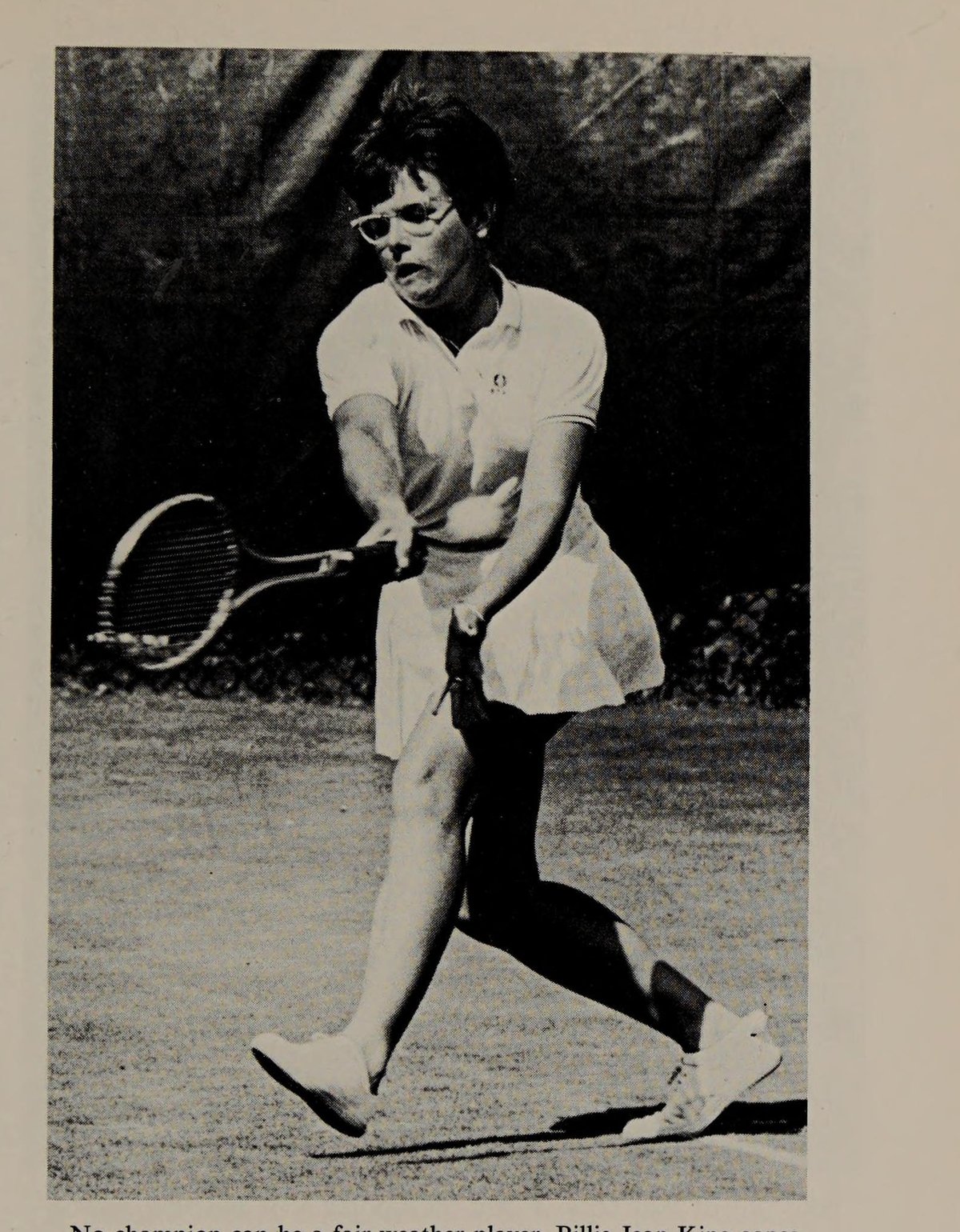Billie Jean King thích ứng chuẩn xác với đường bóng nảy xấu: Hạ thấp trọng tâm và khóa chặt mắt vào bóng.