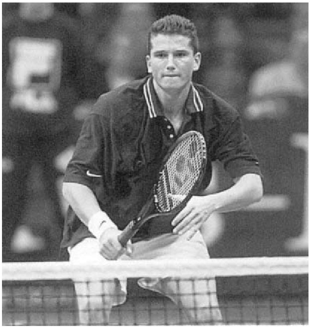 Richard Krajicek thể hiện khả năng kiểm soát cơ thể trong khi nhanh chóng tiếp cận lưới.