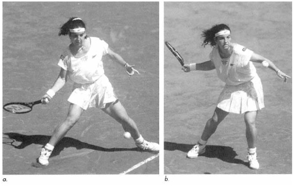 Hình 1.1 Arantxa Sanchez Vicario thể hiện (a) tư thế đứng mở; (b) tư thế khép kín.
