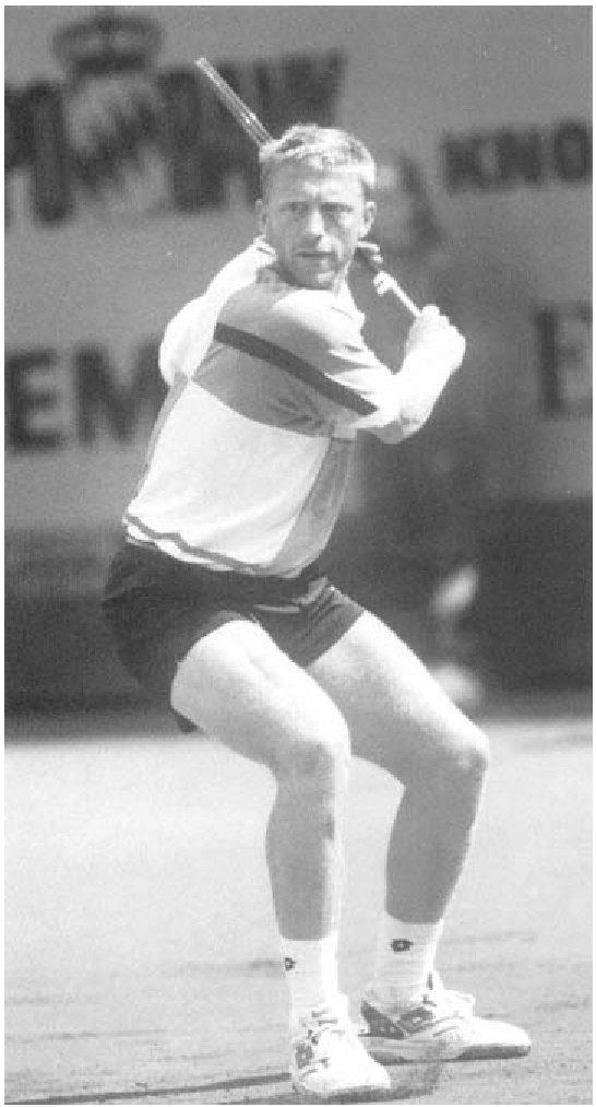 Hãy chú ý cách Boris Becker đang thiết lập bệ đỡ, uốn cong chân và Lên dây cót (tích lực).