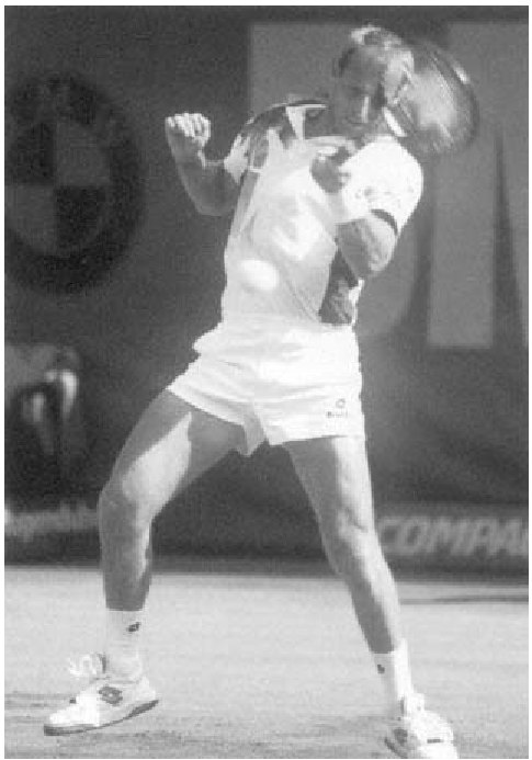Thomas Muster chuyển trọng lượng của mình về phía sau để bóng rơi vào vùng tấn công của anh ấy.
