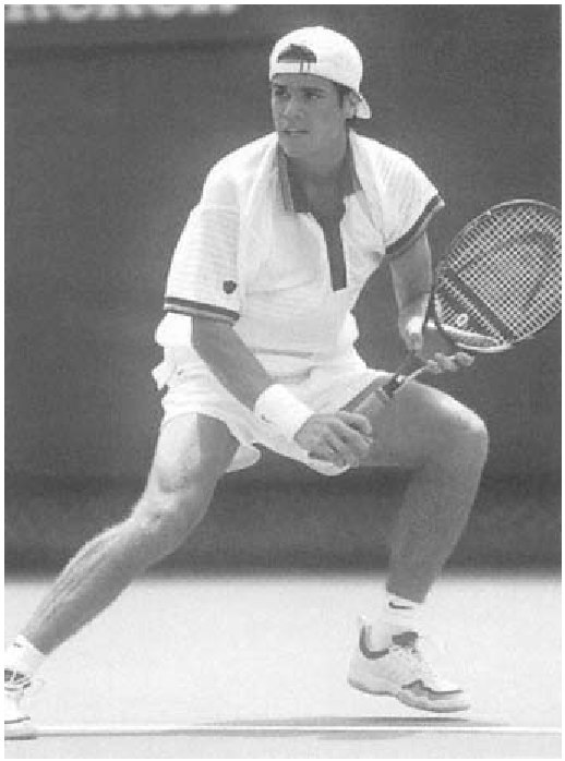 Tommy Haas lùi lại trong khi xoay hông và vai.