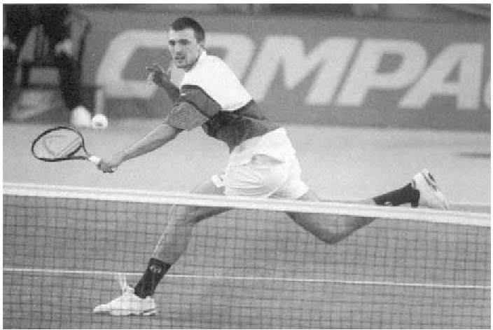 Goran Ivanisevic di chuyển thân mình về phía quả bóng và chuyển trọng lượng của anh ấy về phía trước để thực hiện cú vô 