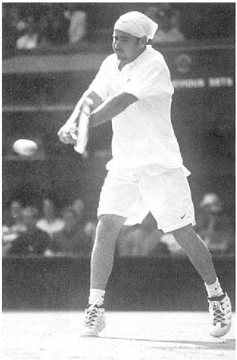 Andre Agassi nhận bóng từ trên cao.