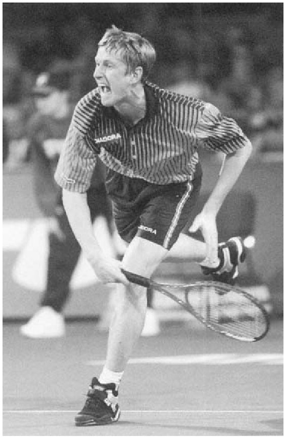 Yevgeny Kafelnikov tấn công cú giao bóng của anh ấy.