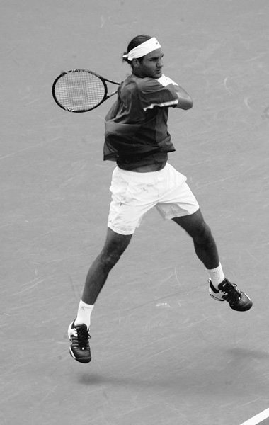 Roger Federer thực hiện cú thuận tay hiện đại giải phóng thân người và vung vợt tự nhiên