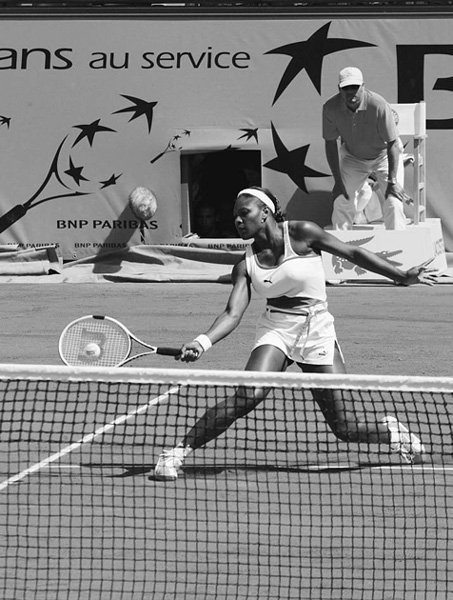 Serena Williams sử dụng tư thế đứng mở Open Stance trượt người vào bóng