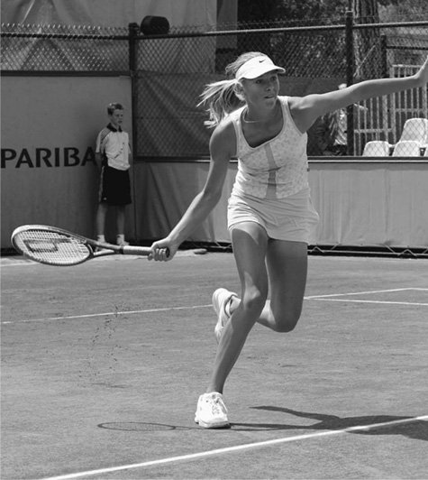 Maria Sharapova hạ thấp trọng tâm đầu vợt dưới bóng để nâng bóng qua lưới